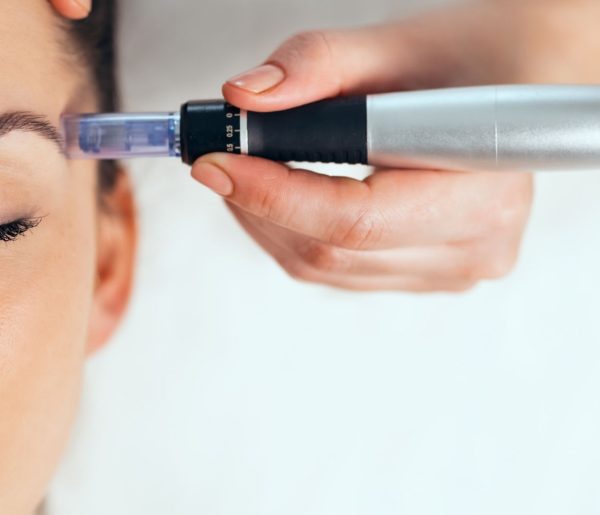 Tedavi sonrası, müşterimiz cildindeki gözle görülür iyileşmeler ve yenilikler ile kliniğimizden ayrılır. Memnuniyeti ve güveni, bizim için en büyük ödüldür. (6)